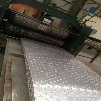 Sıcak Haddelenmiş 304 Paslanmaz Çelik Kabartmalı Levhalar 1500 * 6000mm 10mm Kaymaz