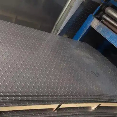 304 Rezil Paslanmaz Çelik Yaprakları Plakalar 1350 * 6000mm Boyut 0.55mm 0.65mm Kalınlık Soğuk yuvarlanmış Kaymaz Tuvalet Plakaları JIS