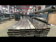 Paslanmaz çelik kare ve yuvarlak borular için bir atölyede sınıflandırma ve paketleme süreci