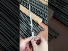 Bir adam karbon çelik borudan yapılmış küçük bir bileşeni sergiliyor